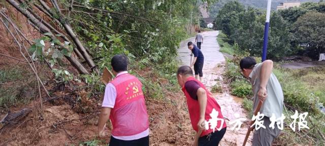水头镇党员群众积极参与清理路障工作。 