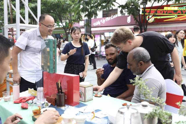 英德红茶获北京路消费者青睐。