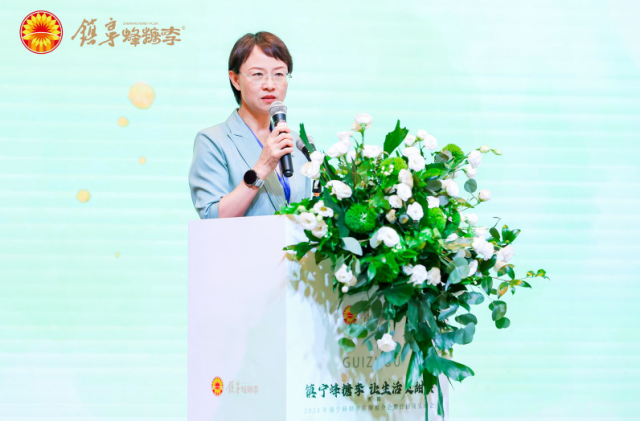 镇宁自治县委常委、县委宣传部部长卓颖。