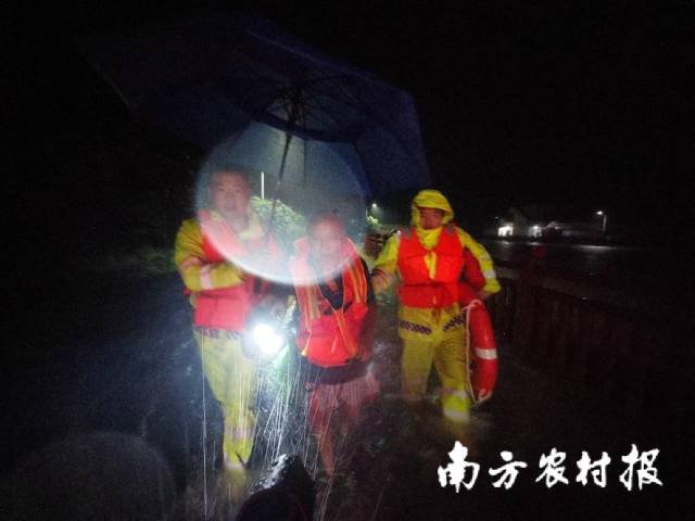 水头镇消防员连夜转移西田村被困群众。