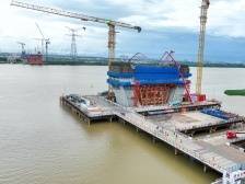 深江铁路这座大桥刷新建设进度，开始中塔柱施工