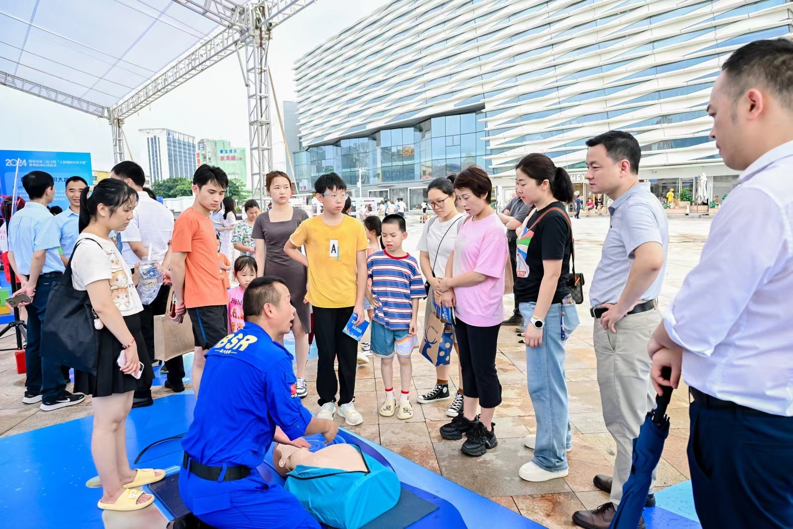 市民群众参观学习工伤预防相关知识和技能。&nbsp;