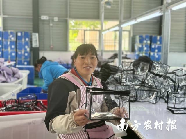 在钧裕皮具有限公司皮具车间上班的刘大姐。