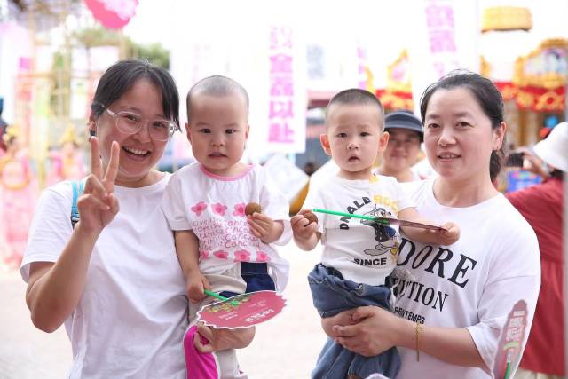 众多市民纷纷前来参观。