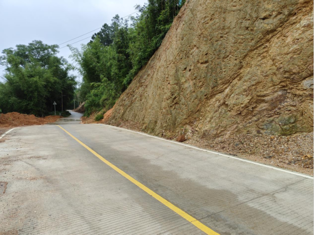 新修建的入村道路现已通车。张璠/摄