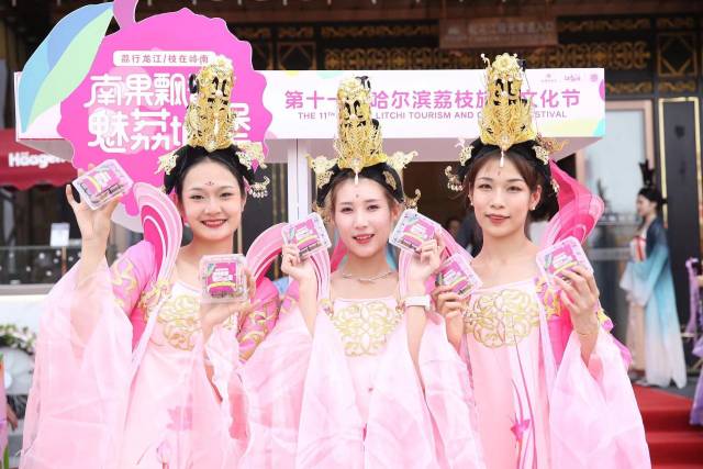 古装美女为活动助力。