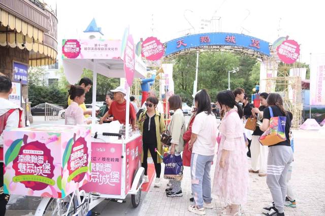 众多市民纷纷前来参观。