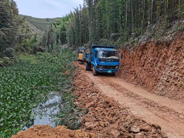 在工作队的支持下，盆布村得以开辟林道。受访者供图
