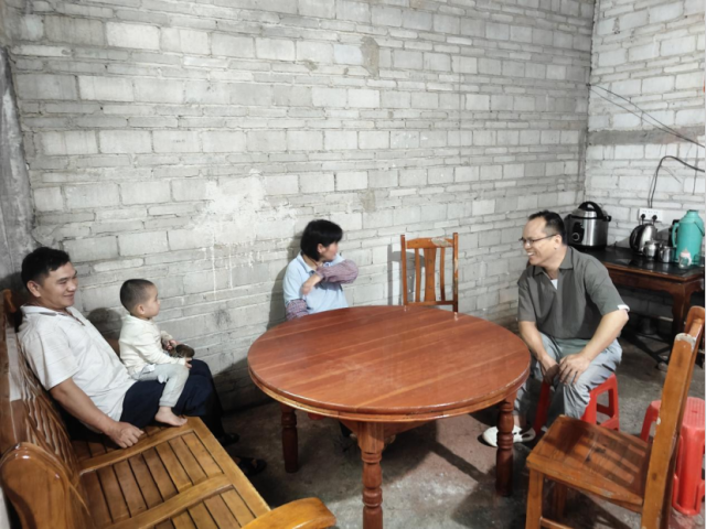 谭连棠走访脱贫户跟进家庭情况。张璠/摄