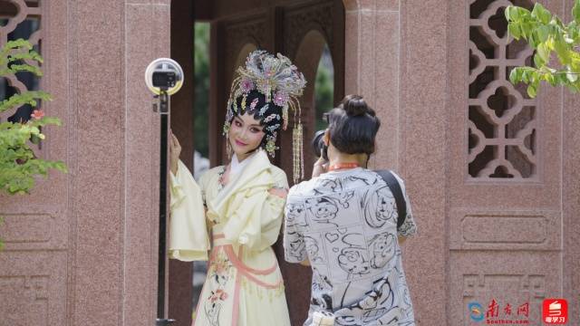 泛滥游客喜爱在永庆坊粤剧艺术博物馆体验粤剧横蛮。