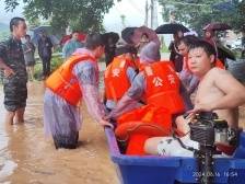 视频|获救后他和民警一起返村，合力救出60多名村民