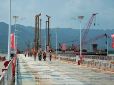 珠肇高铁西江特大桥受汛情影响停工