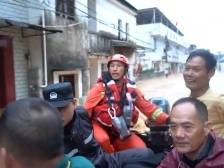 直击梅州汛情｜把老人背上橡皮艇！平远消防连夜奋战共转移受灾群众188人