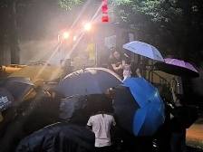 蕉岭防汛一线温情故事|暴雨中，一把大大的伞撑了开来