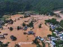 “河水改道，把我们村一分为二”，当地撑船解救“孤岛”高陂村｜直击梅州汛情