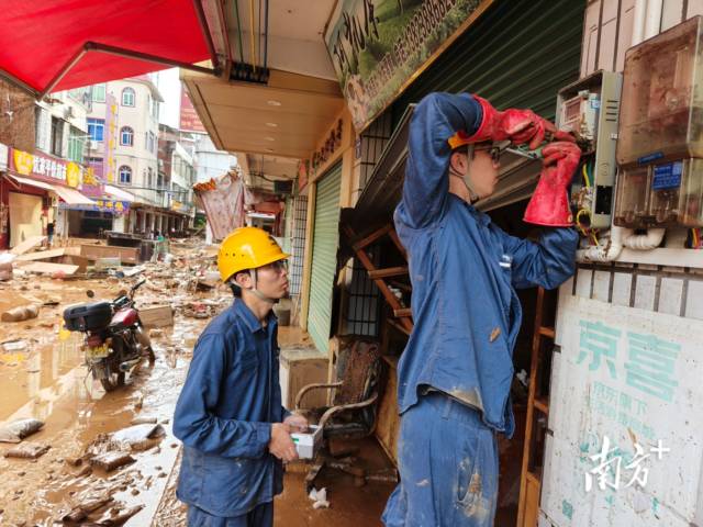 6月18日，南方电网广东梅州梅县供电局投入200余名抢修人员对松源、白渡等遭受水浸的六个乡镇开展全面复电抢修。金昌毅 摄