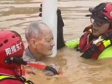 梅州老人被困，洪水漫过脖子，消防紧急救援