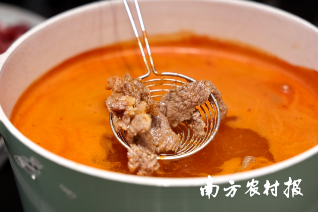 在永庆坊，体验周行动豫备了100斤贵州酸汤牛肉，收费请游客品鉴。