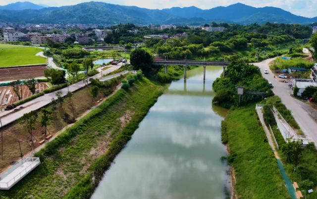 近兩年,，通過開展水系連通及水美鄉(xiāng)村建設(shè)項(xiàng)目，留隍鎮(zhèn)的綠水青山成色更足,，風(fēng)景美不勝收,。