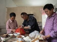 洪灾“孤岛村”中，热气腾腾的临时大“家”|梅州一线微记录