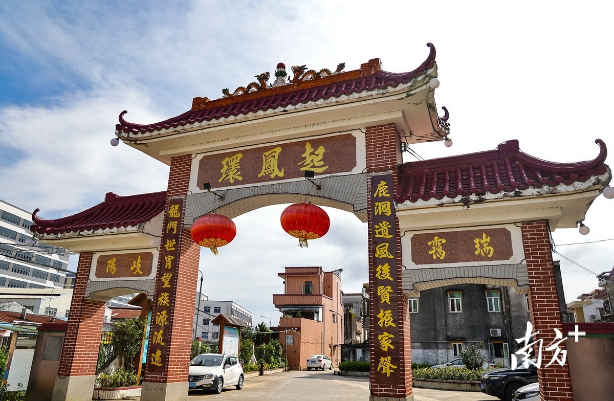 起凤环牌坊。 南方+ 叶志文 拍摄 起凤环牌坊。 南方+ 叶志文 拍摄