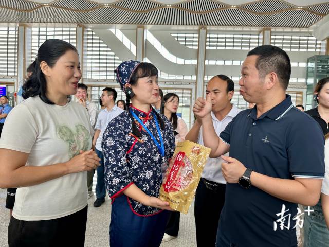 在品尝紫金蝉茶以及客家美食小吃“酥角”后，观察者对河源赞不绝口。