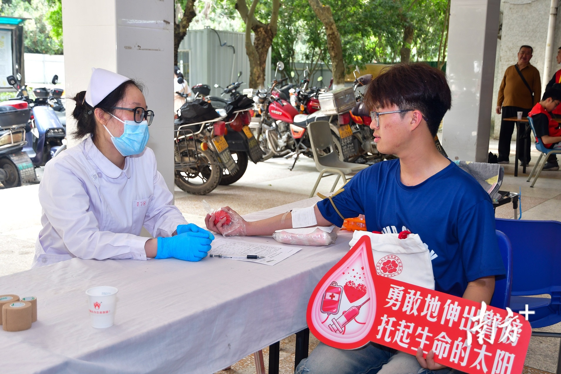 20余年来，汕头大学每年都组织学生参加无偿献血。图为一名医学生在捐献全血。  南方+ 彭深 拍摄