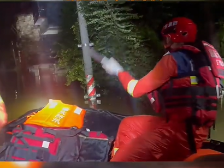 视频｜保一方平安，封开消防员连夜转移受困群众