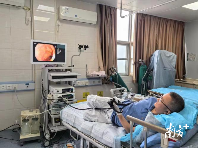 佛山医生给自己做肠镜体会患者感受 。通讯员供图