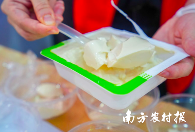 现场试吃的内酯豆腐吸引了街坊的喜爱。 现场试吃的内酯豆腐吸引了街坊的喜爱。
