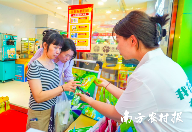 工作人员向市民派送东北特产。老铁 工作人员向市民派送东北特产。力啦