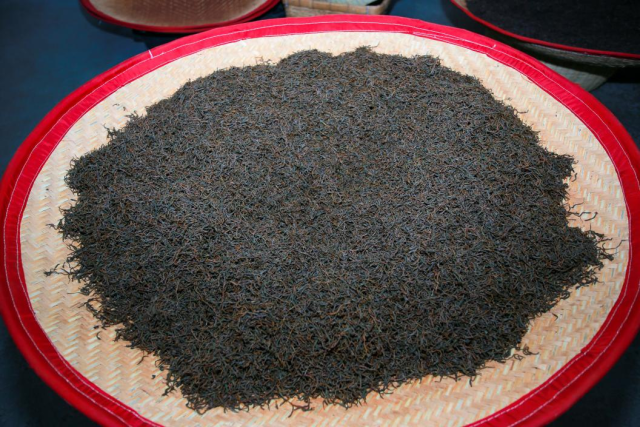 经过自有加工生产线，皇后山出产的茶青被制为红茶和绿茶。