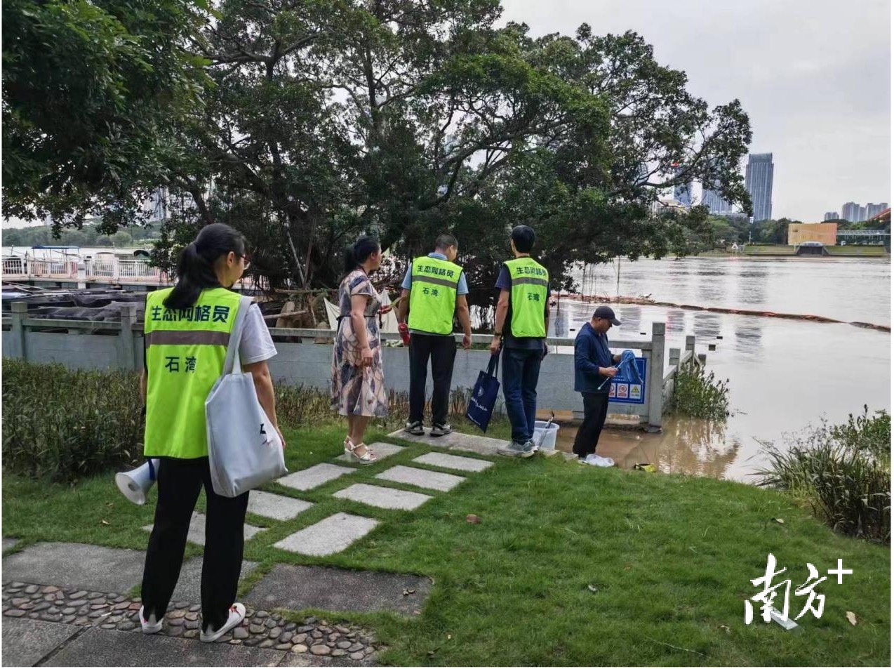 多个村（社区）工作站网格员共同巡堤。&nbsp; 通讯员供图