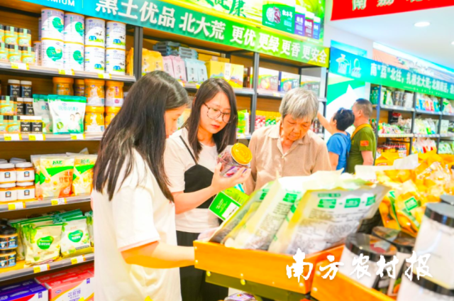 街坊在北大荒优选超市选购产品。 街坊在北大荒优选超市选购产品。