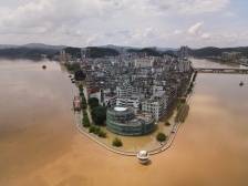 救援！肇庆市西江河段封开江口洪峰过境，洪水没过一楼商铺