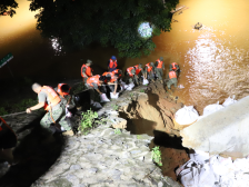 直击肇庆抗洪一线：填堵缺口，转移群众，80余民兵彻夜鏖战