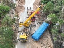 洪灾来袭，这群普通人救下一陌生男子，安全转移18名司机