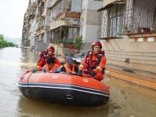 视频｜西江洪峰过境肇庆封开，1岁宝宝安全转移