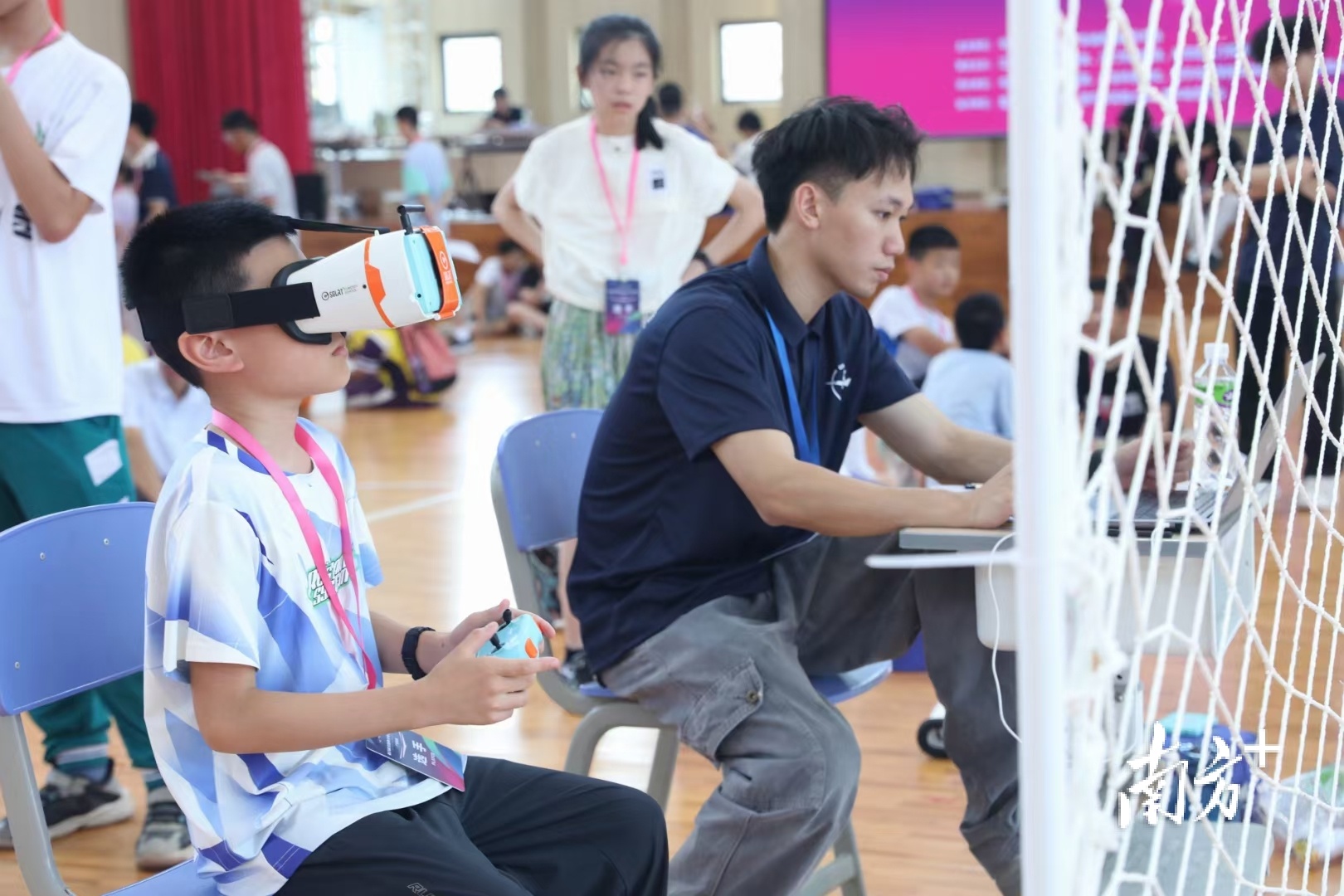 参赛选手们聚精会神，沉浸在各项趣味赛事中。恩平市教育局提供