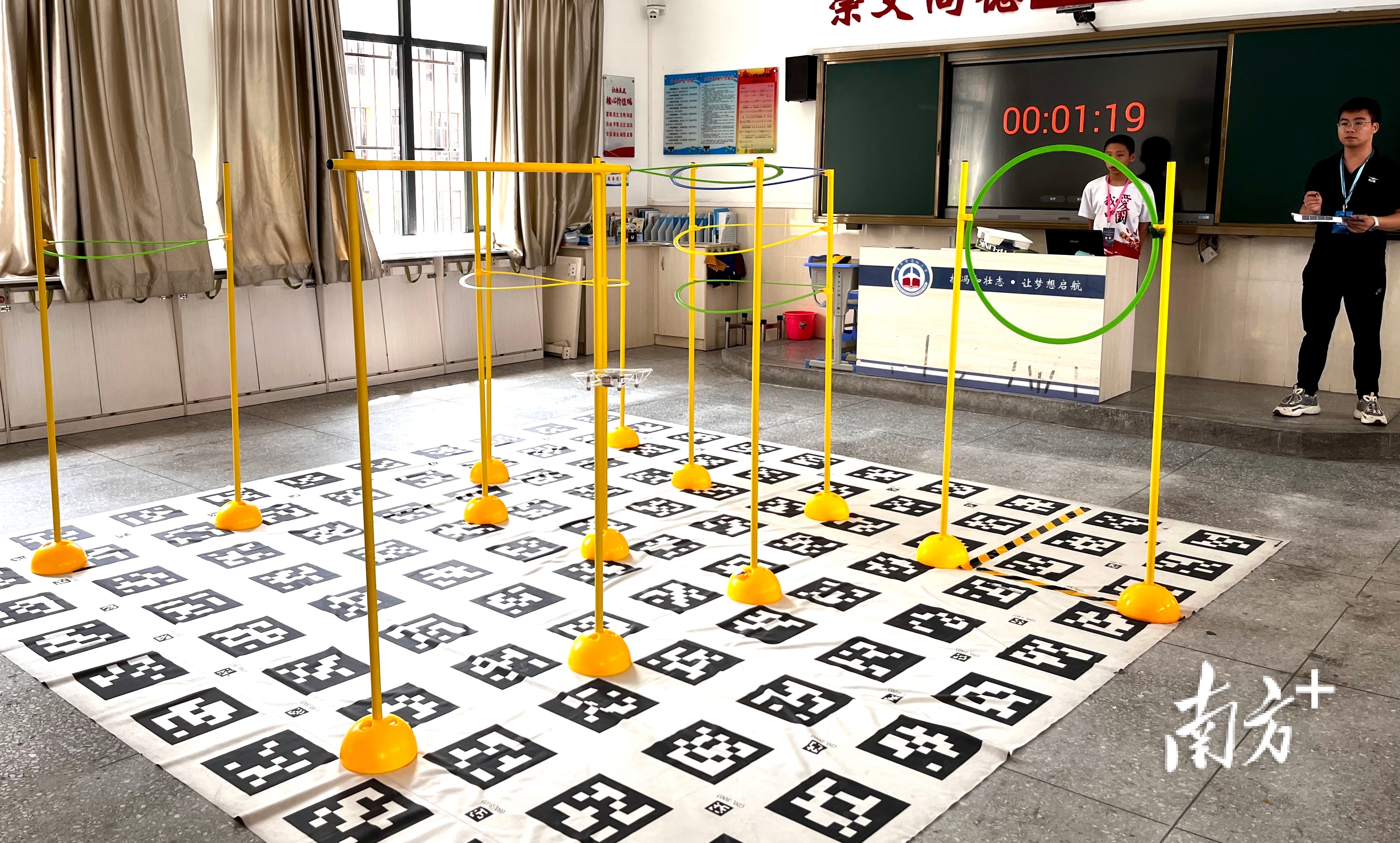 约2300名“飞手”展开了一场场精彩纷呈的“空中之战”。&nbsp;&nbsp;