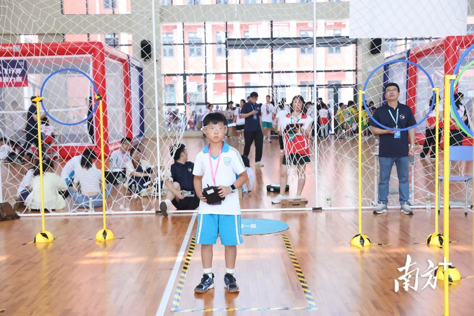 在选手的熟练操作下，一架架无人机展开空中竞逐。恩平市教育局提供