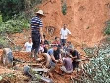 滑坡后的接力救援：货车司机被埋27小时后“死里逃生”