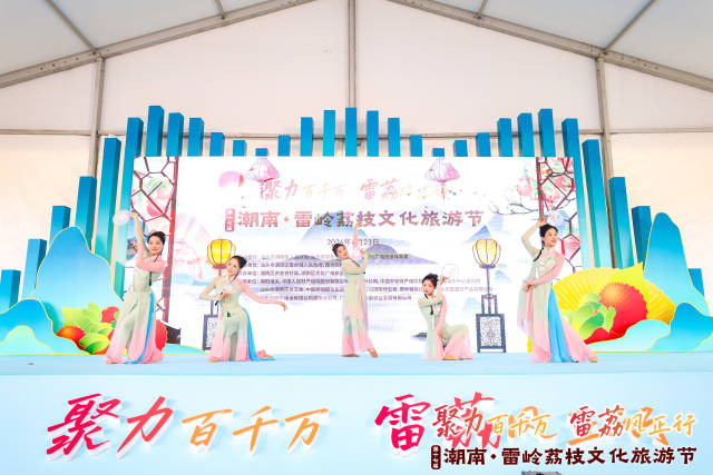 潮南区音乐舞蹈家协会带来的古典舞《淡妆浓抹总相宜》