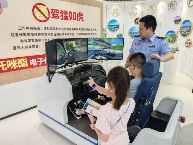 走进禁毒教育基地,深圳公安举办常态化警营开放日