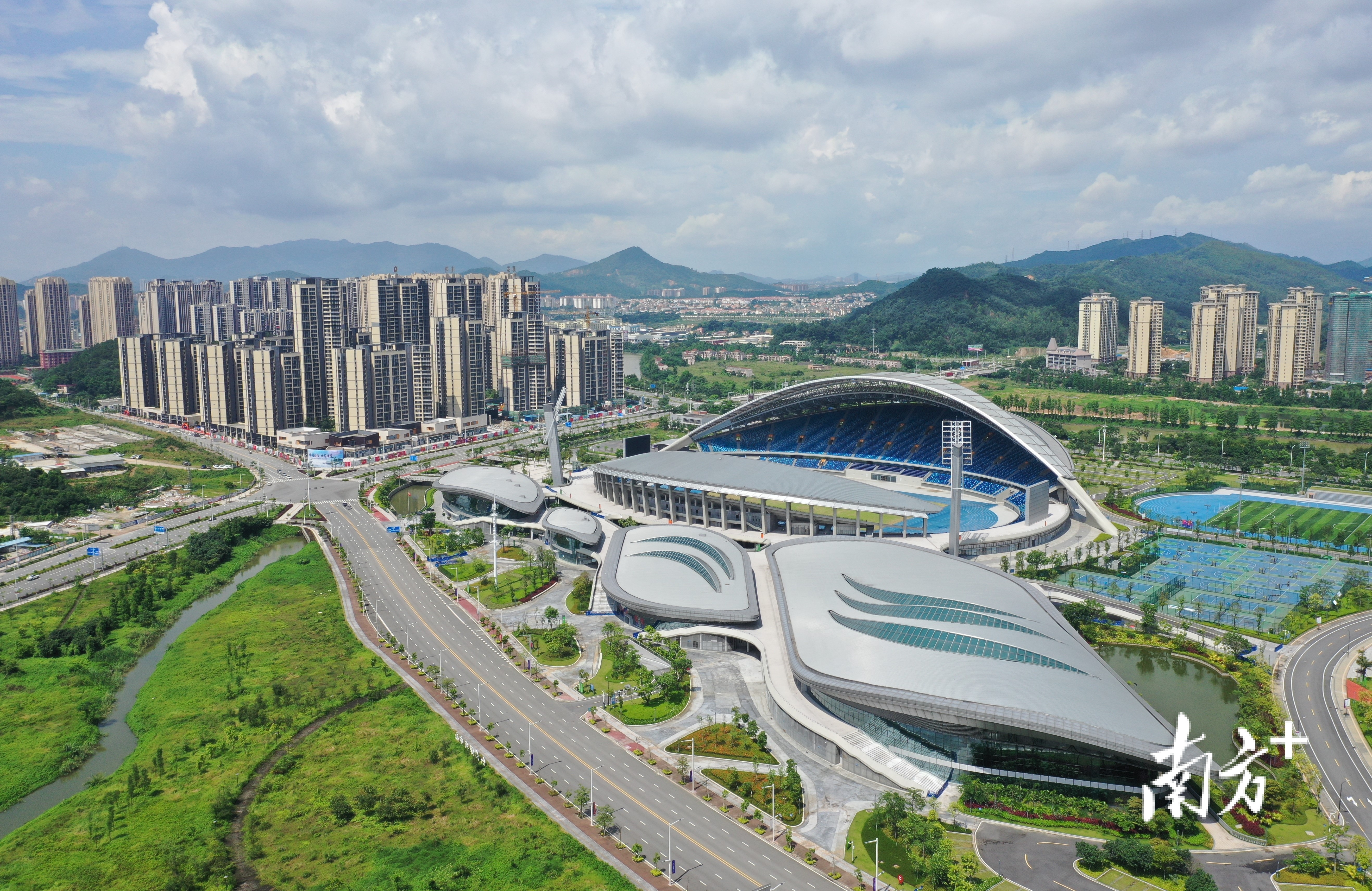 蓬江区积极投入粤港澳大湾区建设,奋力再造一个现代化新蓬江。图为蓬江滨江新区。南方+ 杨兴乐 拍摄 蓬江区积极投入粤港澳大湾区建设,奋力再造一个现代化新蓬江。图为蓬江滨江新区。南方+ 杨兴乐 拍摄