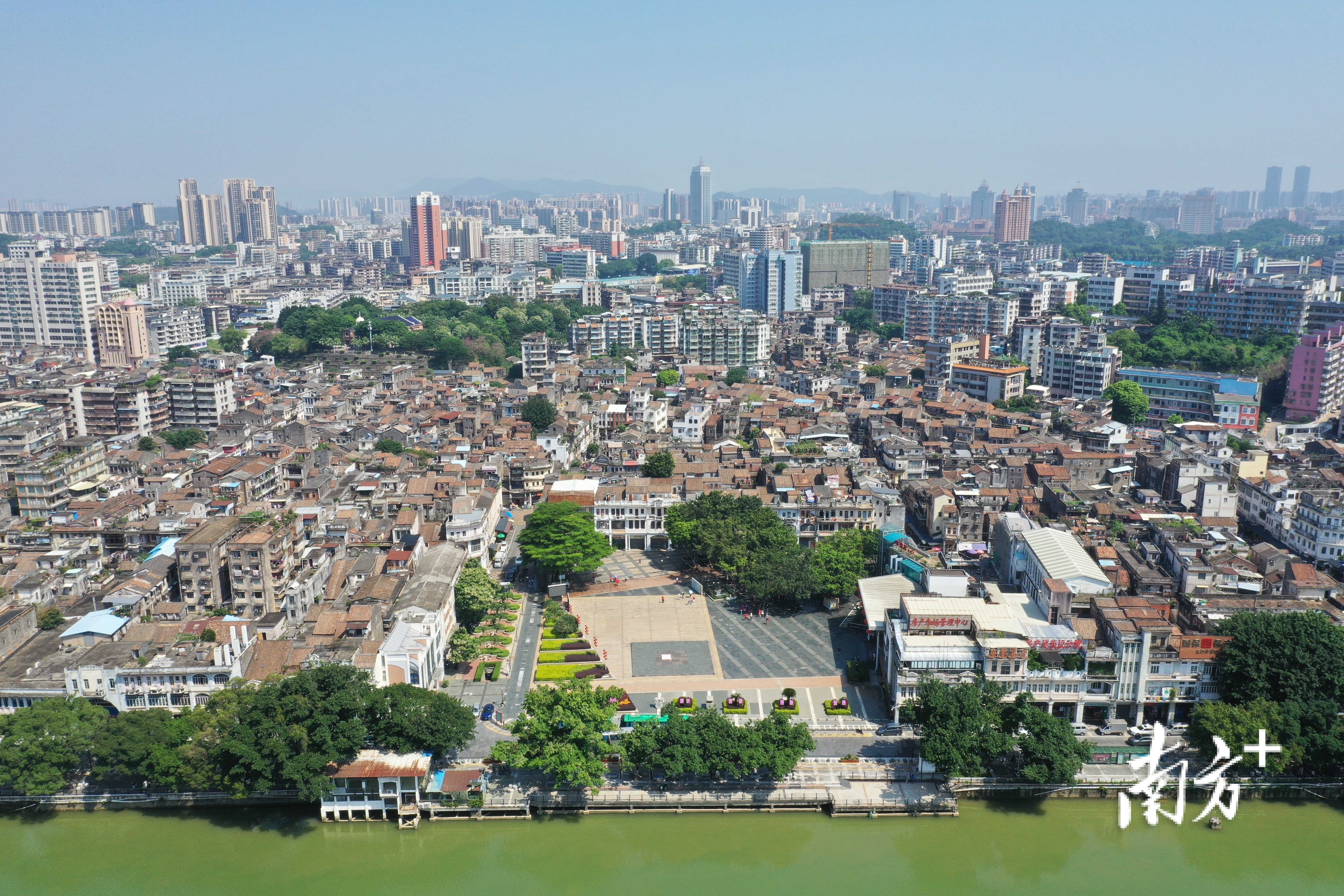 长堤历史文化街区业态引进蓬江优品、新会好物、侨都文创、肯德基等优质业态。南方+ 杨兴乐 拍摄 长堤历史文化街区业态引进蓬江优品、新会好物、侨都文创、肯德基等优质业态。南方+ 杨兴乐 拍摄