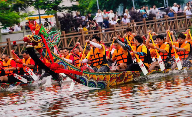 一年一度普宁市南溪水乡龙舟竞渡情景。杨浩彬/摄