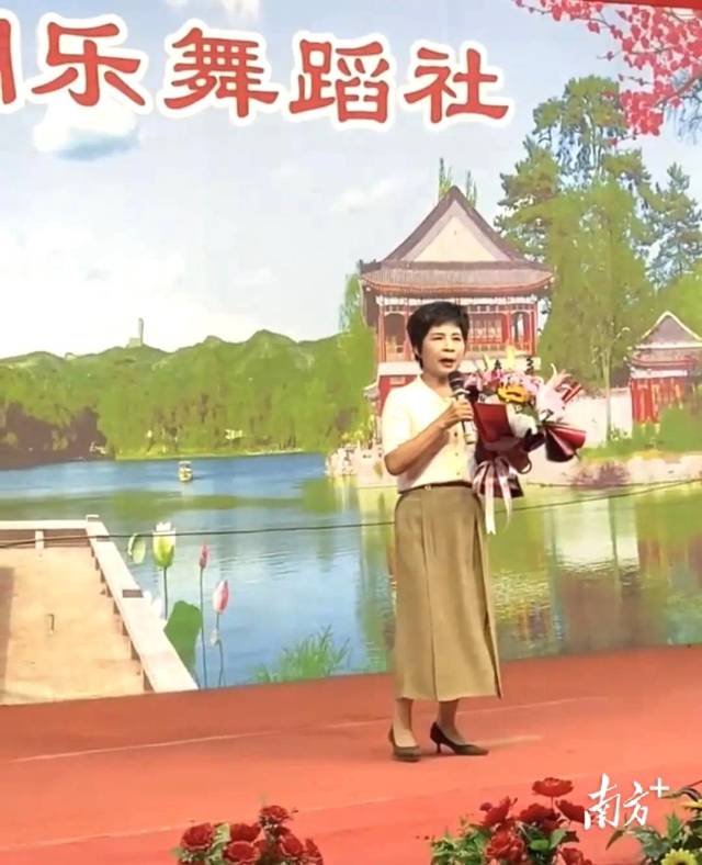 如姨在村晚表演，正是一段观众拍摄画面，让她迅速走红网络。  