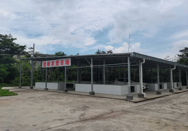 改造后的登峰农贸市场，其屋顶已安装光伏。