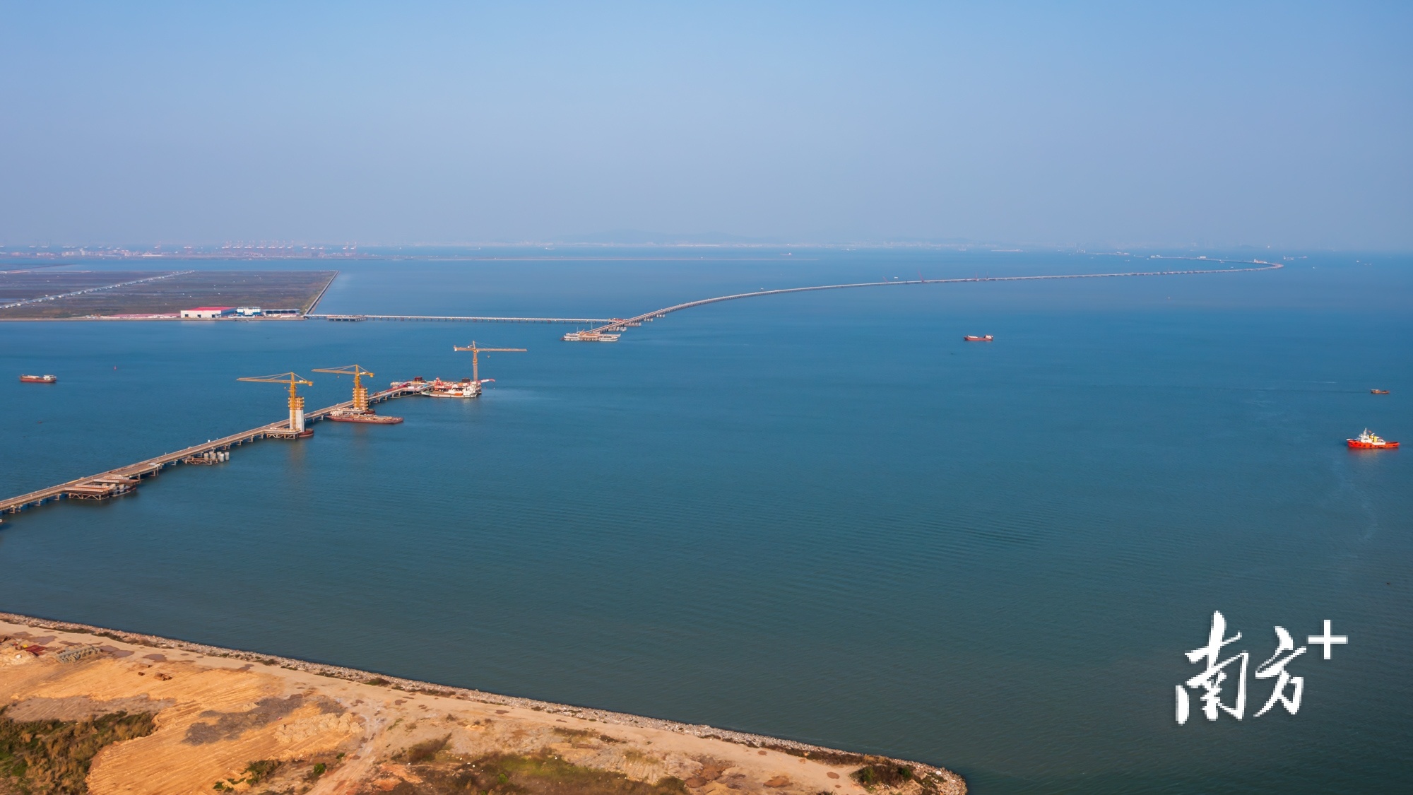 2020年初，陈健拍摄的深中通道，大桥桥墩刚刚露出水面。